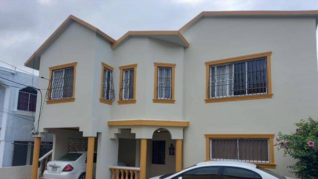 Se vende casa amueblada de dos niveles en Urbanización Pelegrín, Puerto Plata, por US$210,000