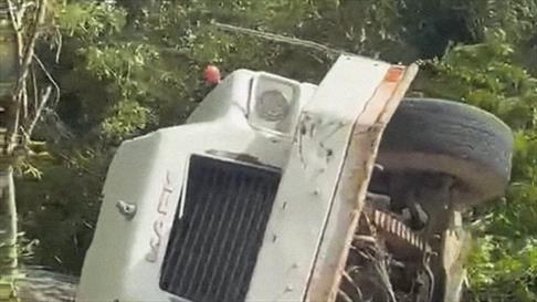 Camión desparrama carga dentro del túnel de Altamira; se vuelca mezcladora de concreto en la carretera Turística
