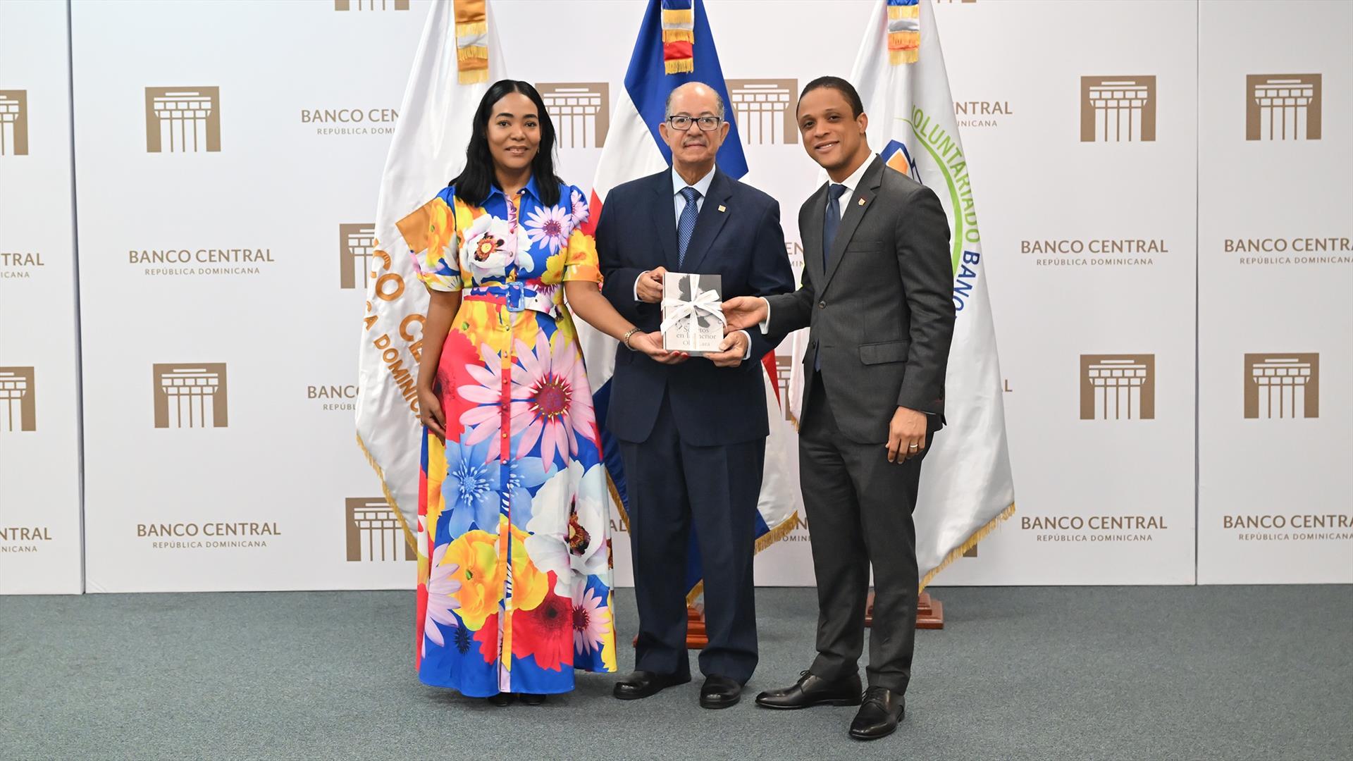 BCRD dona 21 obras literarias a la Biblioteca Abigaíl Mejía del Ministerio de la Mujer
