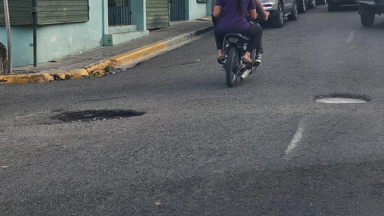 Conductores denuncian múltiples hoyos en calles muy transitadas de San Felipe de Puerto Plata
