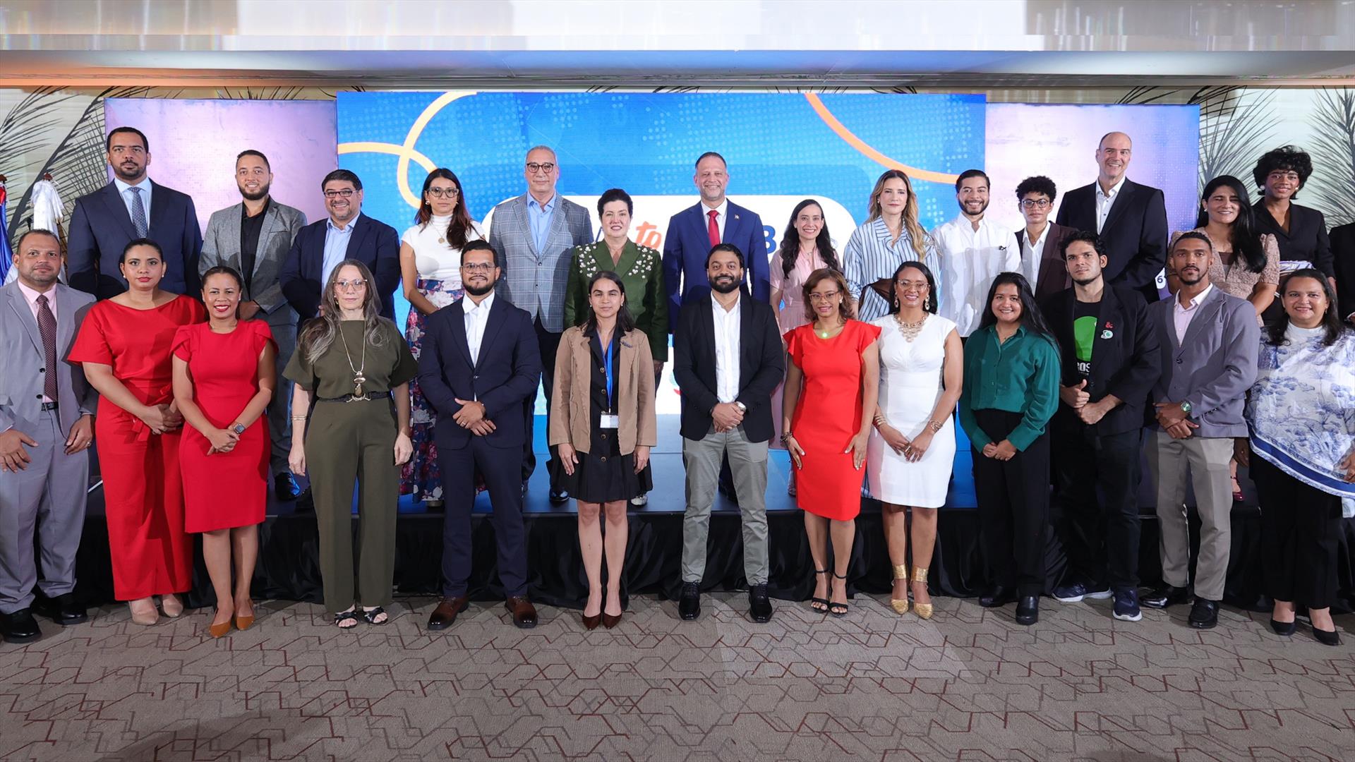 Empresarios de servicios modernos culminan programa Local to Global