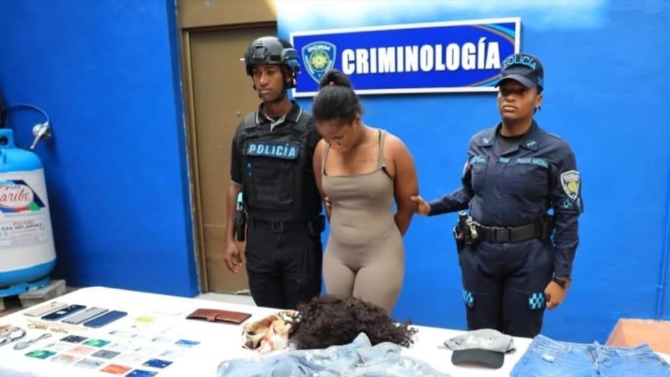 Apresan en Cabarete a mujer acusada de drogar a un hombre para robarle relojes de alta gama en Santo Domingo