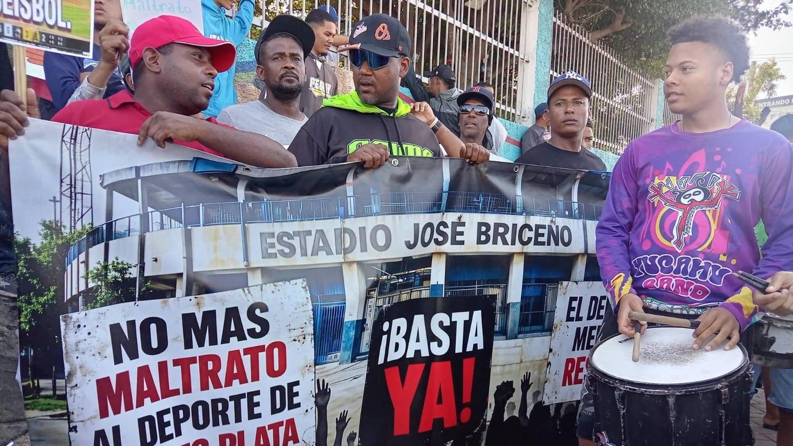 Deportistas de Puerto Plata marchan exigiendo destitución del presidente del Patronato del Estadio José Briceño