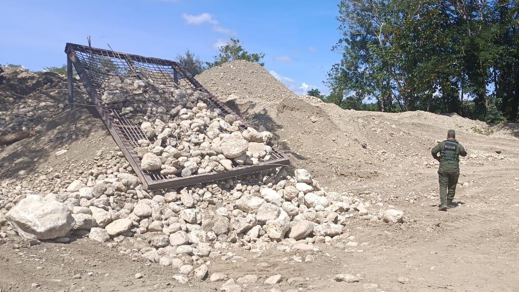 Medio Ambiente apresa a un hombre y retiene equipo pesado por extracción ilegal de materiales en Puerto Plata