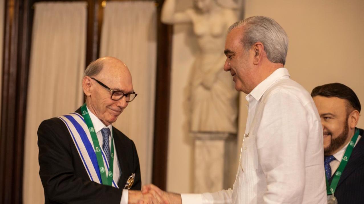 Abinader condecora con la Orden del Mérito de Duarte, Sánchez y Mella al historiador Frank Moya Pons