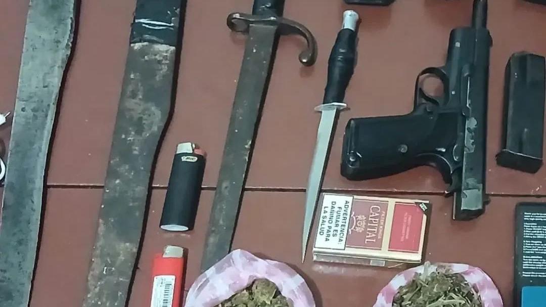 Policía incauta armas, drogas y apresa a seis sujetos durante operativos en barrios de Barahona
