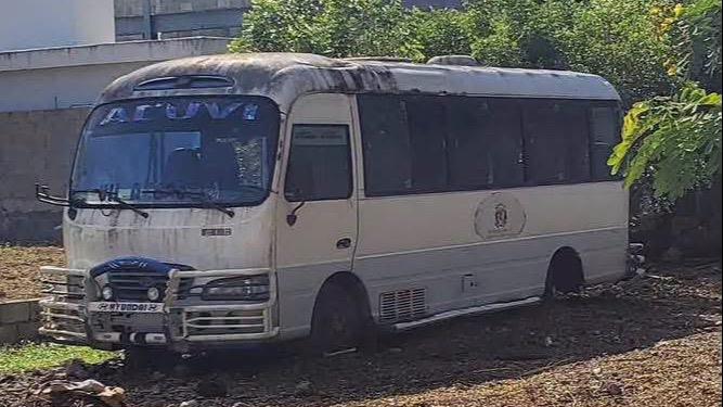Denuncian que autobús estudiantil de Villa Isabela lleva siete años dañado y se deteriora a la intemperie