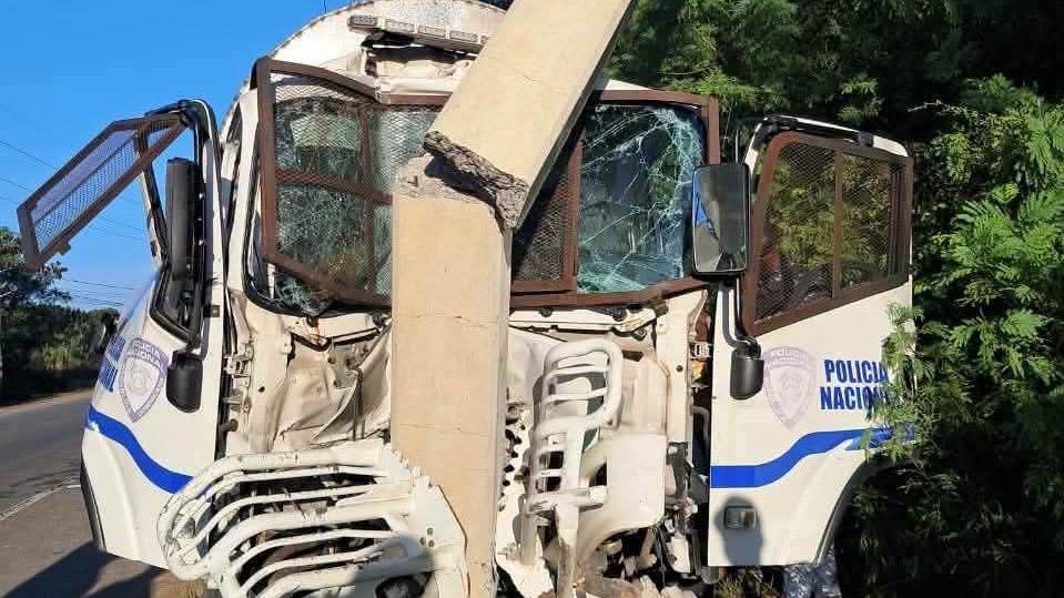 Más de 15 heridos tras estrellarse camión de la Policía contra poste en carretera Sosúa-Montellano
