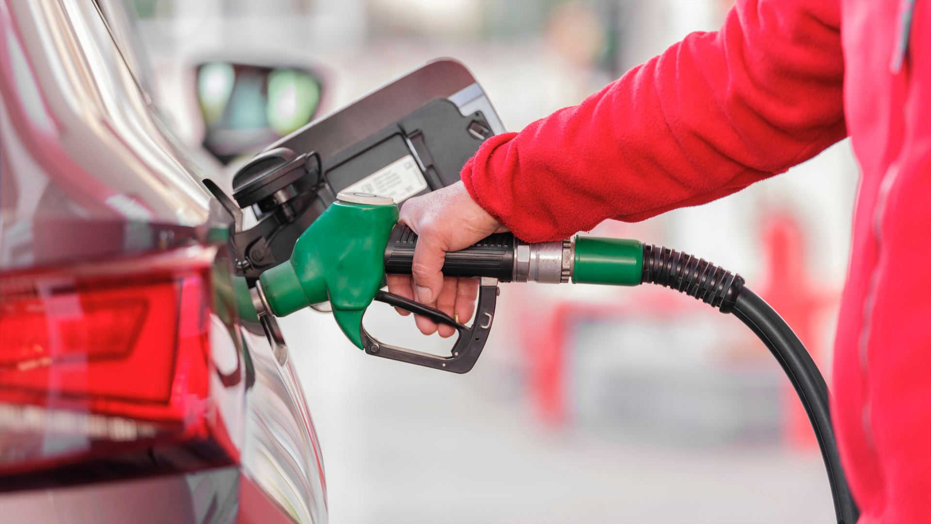Gasolina premium y regular suben RD$ 3 y RD$ 2; gasoil aumenta hasta RD$4