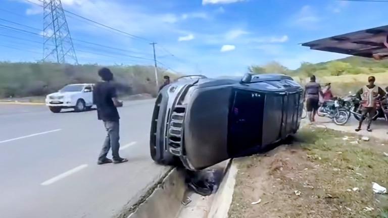 Yipeta sufre volcadura y automóvil se incendia cuando circulaban por carretera Altamira-Imbert