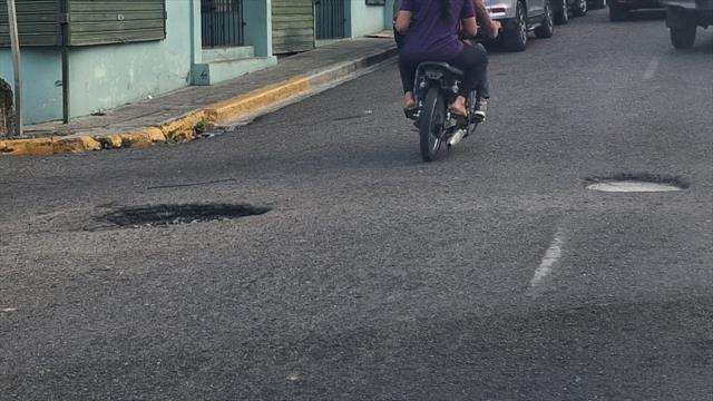 Conductores denuncian múltiples hoyos en calles muy transitadas de San Felipe de Puerto Plata