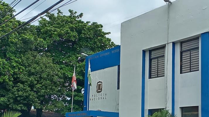 Apresan a dos hombres que intentaron agredir a portero de negocio; también fueron arrestadas dos mujeres por riña